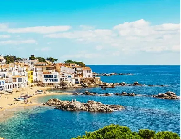 Bellísimo paisaje en la playa de Calella de Palafrugell, en la provincia catalana de Girona mar acielo azul playa pueblo