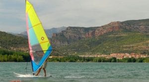 deportista en embalse de sant antonidel pueblo la pobla de segur de lleida en cataluña