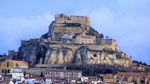 castillo monte cielo azul casas tejados