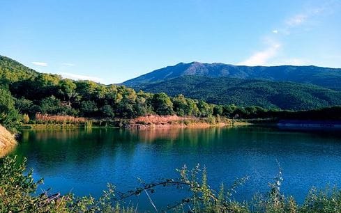 vista del turo de l'home desde la orilla del lago, montañas , agua azul cielo sin nubes