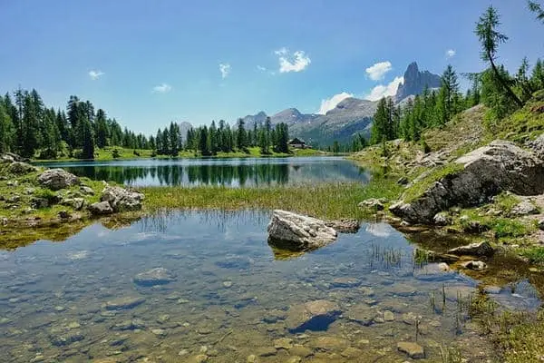 montes arboles verdes lago azul con agua transparente